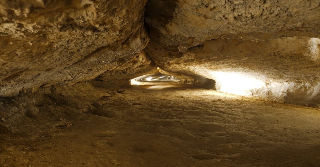 2017-18-800-8371-1-grotte-de-lombrives-vallee-ariege-ussat-les-bains-tunnel-roche-philippe-contal-1920×1000